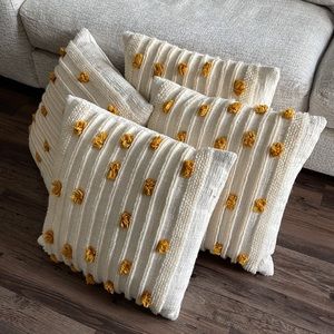 Decorative pillows in great condition